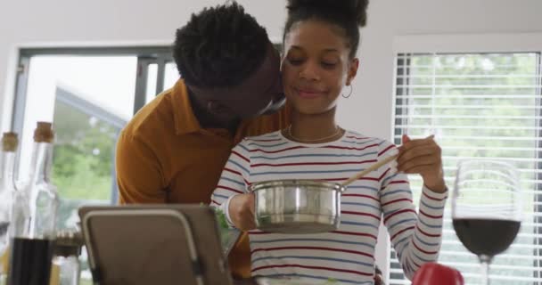 Vídeo Feliz Casal Afro Americano Abraçando Enquanto Cozinham Juntos Cozinha — Vídeo de Stock