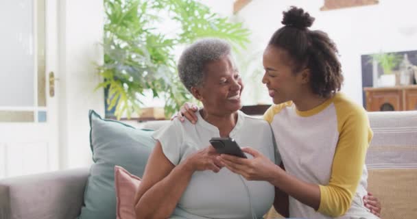 Afrikansk Amerikansk Mor Och Dotter Ler När Använder Smartphone Tillsammans — Stockvideo