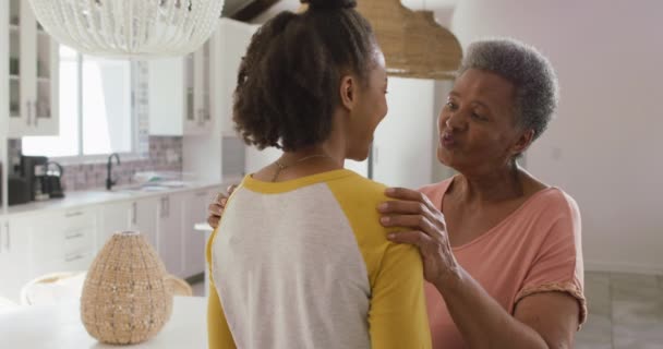 Madre Hija Afroamericanas Abrazándose Cocina Casa Concepto Maternidad Amor — Vídeo de stock