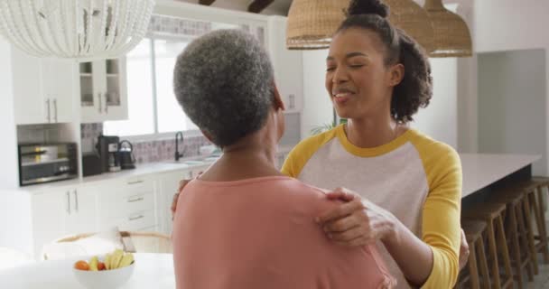 Afro Amerikaanse Moeder Dochter Knuffelen Elkaar Keuken Thuis Moederschap Liefde — Stockvideo