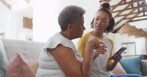 Afroamerikanische Mutter Und Tochter Lächeln Während Sie Hause Gemeinsam Das — Stockvideo