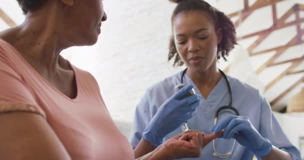 Médico Afroamericano Comprobando Los Niveles Azúcar Mujer Mayor Con Glucosímetro — Vídeo de stock