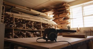 Marangozhanedeki tahta üzerinde elektrikli hava üfleyici. Marangozluk, işçilik ve el işi konsepti