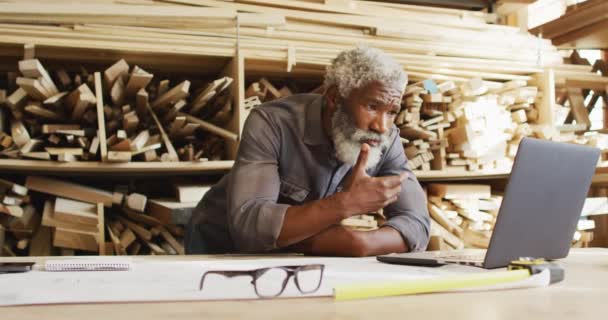 Carpintero Masculino Afroamericano Usando Portátil Una Carpintería Carpintería Artesanía Concepto — Vídeos de Stock