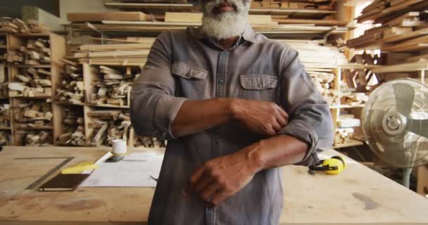 Retrato Carpintero Afroamericano Con Los Brazos Cruzados Sonriendo Una Carpintería — Vídeos de Stock