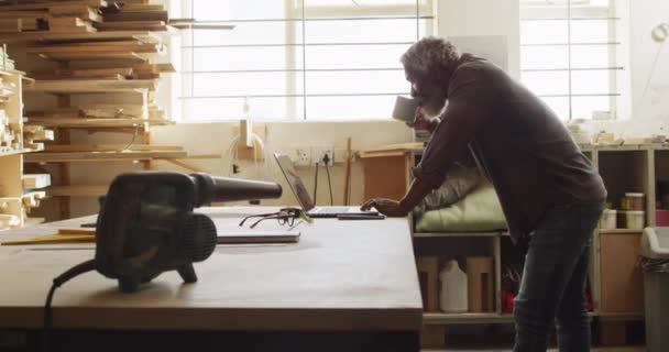 Carpintero Masculino Afroamericano Que Usa Laptop Mientras Bebe Café Una — Vídeos de Stock