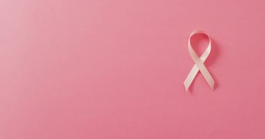 Pembe arka planda soluk pembe göğüs kanseri kurdelesinin videosu. Göğüs kanseri için tıbbi farkındalık destek kampanyası sembolü.
