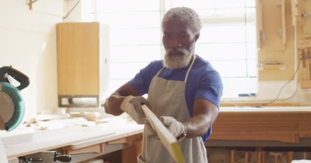 Carpintero Masculino Afroamericano Buscando Eligiendo Tablón Madera Una Carpintería Carpintería — Vídeos de Stock