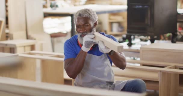 Африканский Американский Плотник Ищет Выбирает Деревянную Доску Столярном Магазине Плотницкое — стоковое видео