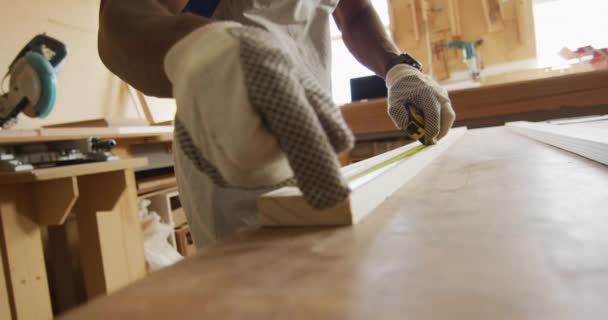 Африканский Американский Плотник Мужчина Измеряет Делает Карандашные Маркировки Деревянной Доске — стоковое видео