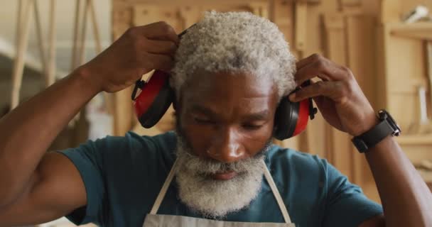 Egy Afro Amerikai Férfi Ács Portréja Aki Fülvédőt Visel Egy — Stock videók