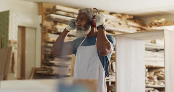Carpintero Masculino Afroamericano Quitando Orejeras Protectoras Una Carpintería Carpintería Artesanía — Vídeos de Stock