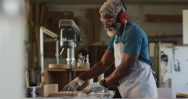 Menuisier Afro Américain Utilisant Une Scie Table Pour Couper Bois — Video