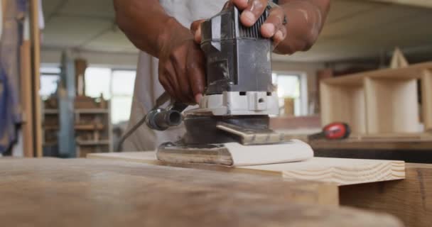 Seção Média Afro Americano Carpinteiro Masculino Usando Moedor Elétrico Para — Vídeo de Stock