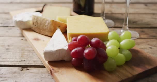 Tahta Yüzeyde Çeşitli Peynir Üzüm Şarap Kadehlerinin Videosu Yiyecek Meze — Stok video