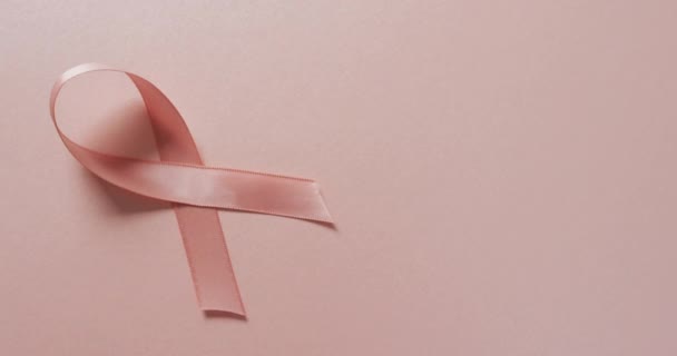 Video Nastro Rosa Del Cancro Seno Ombra Sfondo Rosa Pallido — Video Stock
