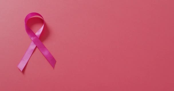 Wideo Różowej Wstążki Raka Piersi Ciemnoróżowym Tle Symbol Kampanii Wspierającej — Wideo stockowe