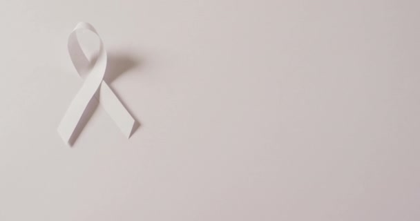Wideo Białą Wstążką Rakiem Płuc Jasnoniebieskim Tle Symbol Kampanii Wspierającej — Wideo stockowe