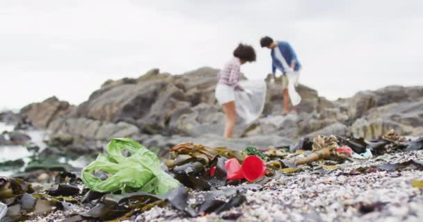 Pareja Afroamericana Recogiendo Basura Las Rocas Cerca Del Mar Concepto — Vídeos de Stock