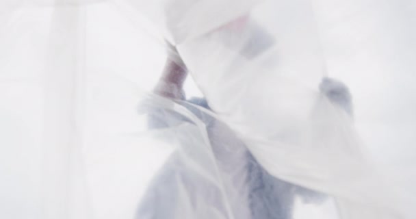 Tiefansicht Eines Afrikanisch Amerikanischen Mannes Der Müll Eine Plastiktüte Steckt — Stockvideo