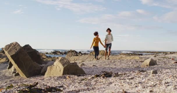 Casal Afro Americano Mãos Dadas Caminhar Sobre Rochas Perto Mar — Vídeo de Stock