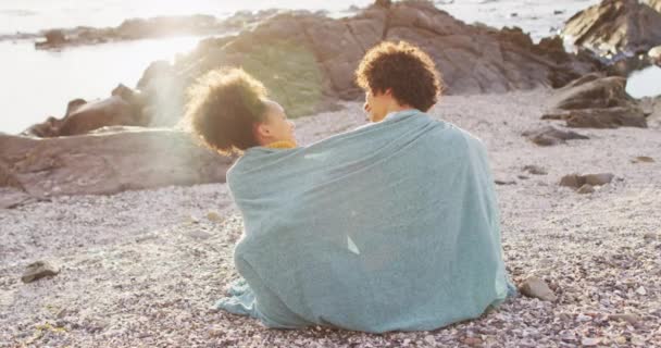 Vue Arrière Couple Afro Américain Enveloppé Dans Une Couverture Assise — Video