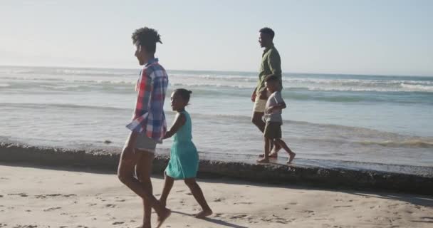 Afrykańska Amerykańska Rodzina Trzymająca Się Ręce Spacerując Razem Plaży Koncepcja — Wideo stockowe