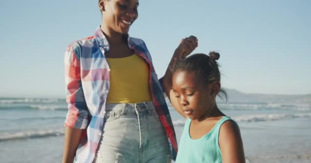 Afroamerykańska Matka Trzymająca Córkę Rękę Spacerująca Plaży Koncepcja Podróży Rodzinnych — Wideo stockowe