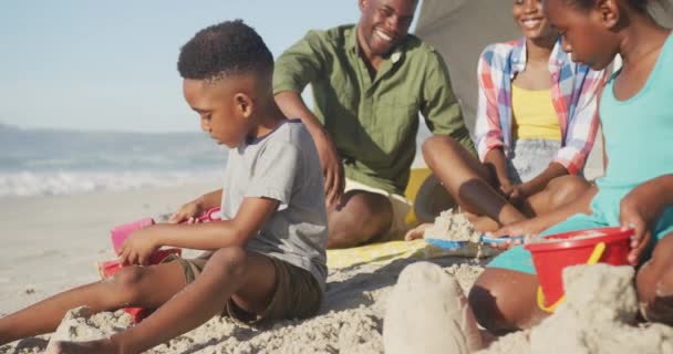 Африканский Американский Брат Сестра Играют Песком Пляже Концепция Семейного Путешествия — стоковое видео