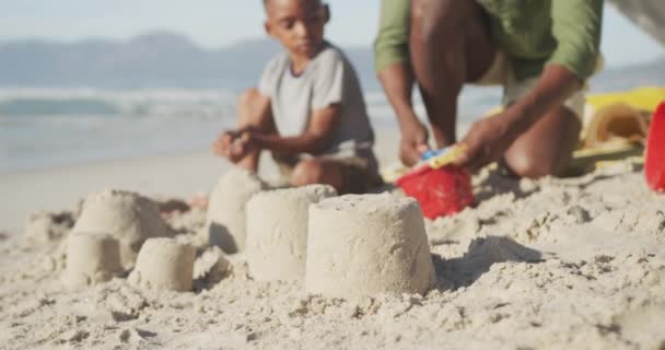 Afrikansk Amerikansk Far Och Son Leker Sanden Stranden Familj Resor — Stockvideo