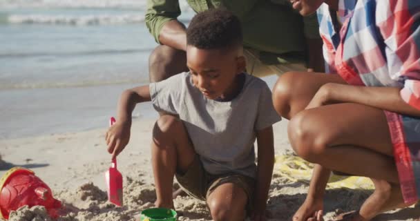 Afrikanamerikanskt Par Leker Med Sin Son Sanden Stranden Familj Resor — Stockvideo