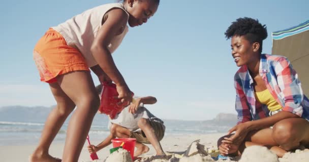 Αφροαμερικανή Μητέρα Κόρη Και Γιος Παίζουν Στην Άμμο Στην Παραλία — Αρχείο Βίντεο