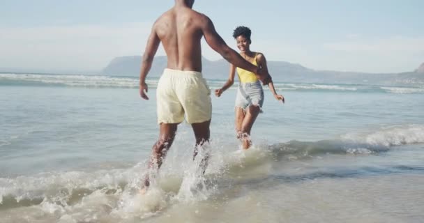 Africký Americký Pár Objímající Vln Pláži Rodinný Koncept Cestování Dovolené — Stock video