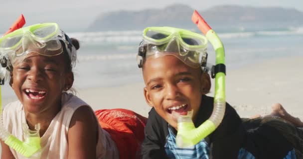 아프리카 미국인 형제자매들 스쿠버 다이빙 마스크를 해변에서 스노클링을 있습니다 — 비디오