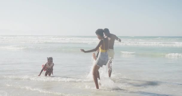 Африканская Американская Семья Наслаждается Вместе Рядом Волнами Пляже Концепция Семейного — стоковое видео