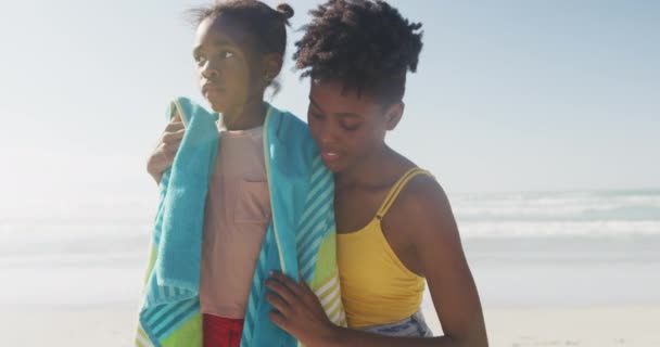 Madre Afroamericana Secando Hija Con Una Toalla Playa Viajes Familia — Vídeos de Stock
