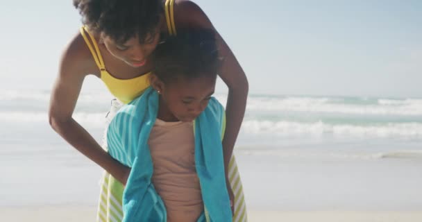 Africká Americká Matka Suší Svou Dceru Ručníkem Pláži Rodinný Koncept — Stock video