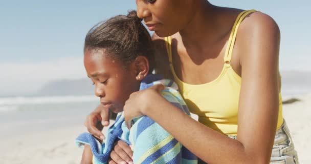 Afrykańska Amerykańska Matka Suszy Córkę Ręcznikiem Plaży Koncepcja Podróży Rodzinnych — Wideo stockowe