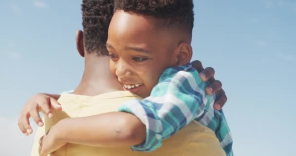 Afrikanischer Sohn Lächelt Während Seinen Vater Strand Umarmt Familienreisen Und — Stockvideo