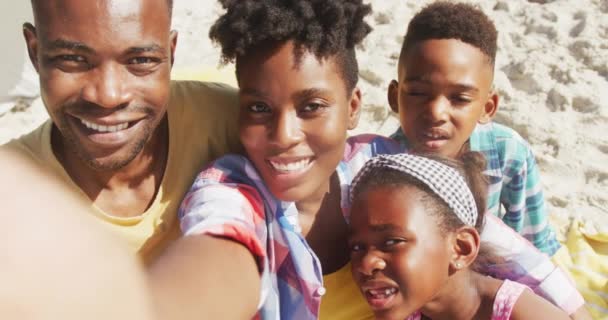 Retrato Familia Afroamericana Sonriendo Mientras Toma Selfie Playa Viajes Familia — Vídeos de Stock
