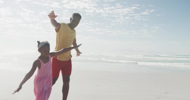 Africký Americký Otec Dcera Otevřenou Náručí Užívají Pláži Rodinný Koncept — Stock video