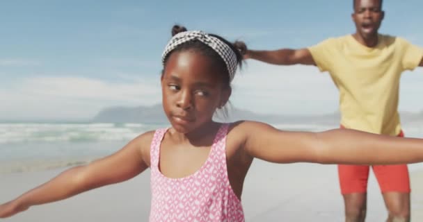 Afrykański Amerykański Ojciec Córka Szeroko Otwartymi Ramionami Cieszący Się Plaży — Wideo stockowe