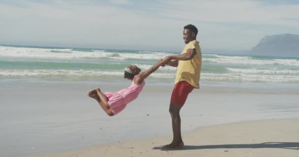 Verspielter Afrikanisch Amerikanischer Vater Der Seine Tochter Strand Dreht Familienreisen — Stockvideo