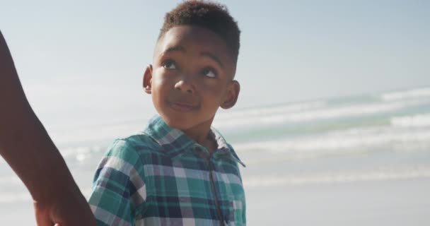 Amerykański Syn Trzymając Ojca Rękę Spacerując Plaży Koncepcja Podróży Rodzinnych — Wideo stockowe