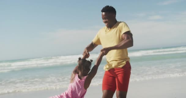 Zabawny Afrykański Ojciec Kręci Swoją Córkę Plaży Koncepcja Podróży Rodzinnych — Wideo stockowe