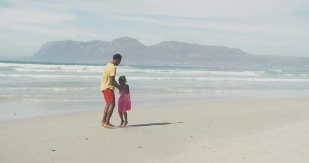 Африканский Американец Отец Дочь Держатся Руки Прыгая Пляже Концепция Семейного — стоковое видео