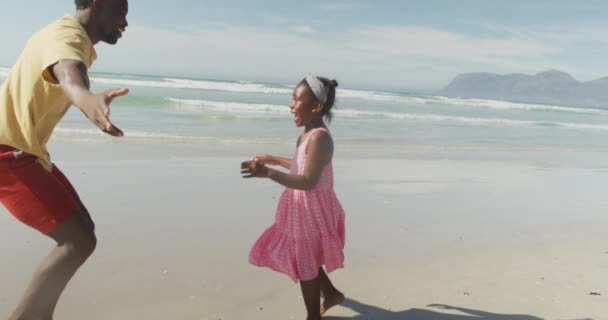 Afrykański Amerykański Ojciec Córka Przytulają Się Plaży Koncepcja Podróży Rodzinnych — Wideo stockowe
