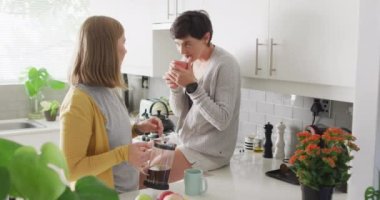 Beyaz lezbiyen çift evdeki mutfakta kahve içiyorlar. lgbt ilişkisi ve yaşam tarzı konsepti