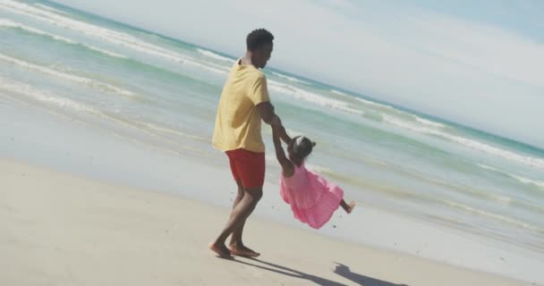 Игривый Африканский Отец Американец Крутит Свою Дочь Пляже Концепция Семейного — стоковое видео