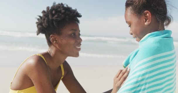 Африканская Американская Мать Сушит Свою Дочь Полотенцем Пляже Концепция Семейного — стоковое видео